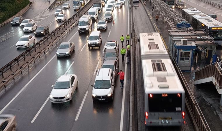 İstanbul’da sağanak yağış trafik yoğunluğuna neden oldu