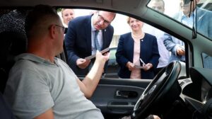 İYİ Parti, Kapıkule’de gurbetçilere 14 maddelik taahhütname dağıttı