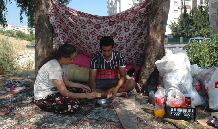 İzmir’de kirasını ödeyemeyen aile, bayram arifesinde 2 yaşındaki kızları ile sokakta kaldı