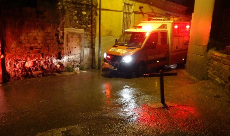 İzmir’de yağış sırasında bir evde kısmi göçük oluştu: 1 kişi kurtarıldı