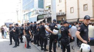 Kaçak telefon satan işyerlerine baskın! Gerginlik yaşandı