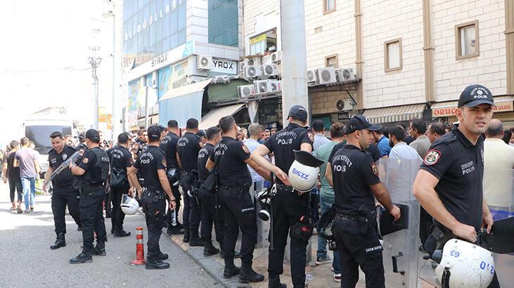 Kaçak telefon satan işyerlerine baskın! Gerginlik yaşandı