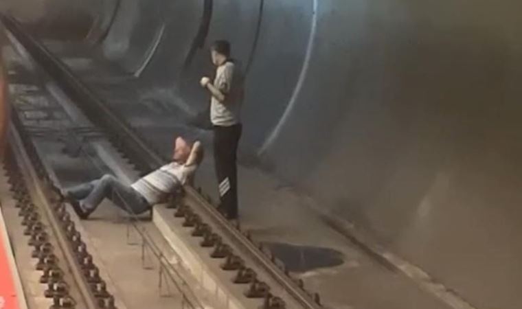 Kadıköy’de bir kişi metro raylarına uzandı