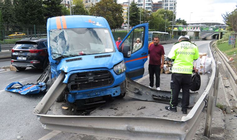 Kadıköy’de feci kaza: Kargo aracı bariyerlere ok gibi saplandı