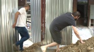 Kadıköy’de kiracılara büyük şok! Apartman girişine moloz döktüler