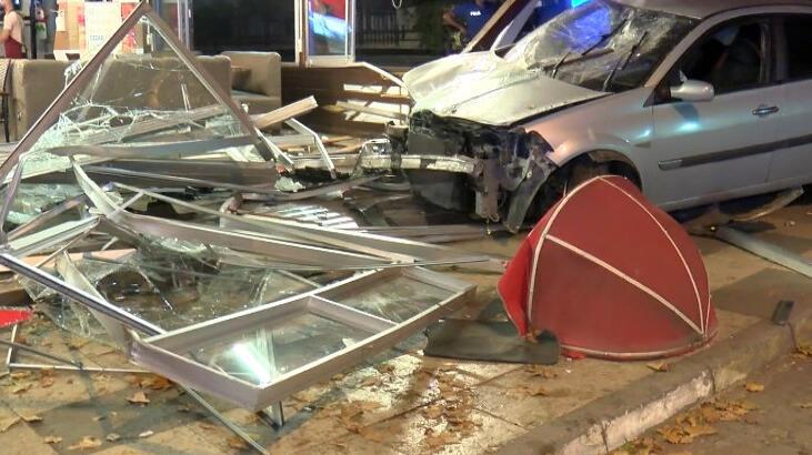 Kadıköy’de otomobil büfeye daldı