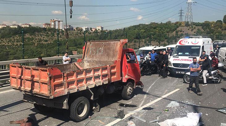 Kağıthane’de hafriyat kamyonu devrildi, yol trafiğe kapatıldı