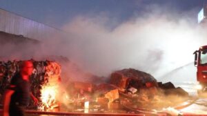 Kahramanmaraş’taki yangında 20 ton atık kağıt yandı