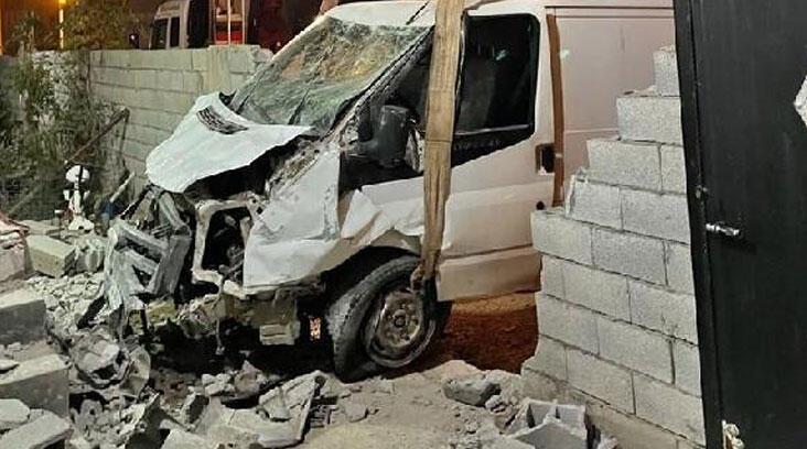 Kamyonet, duvarı yıkarak evin avlusuna daldı: 2 yaralı