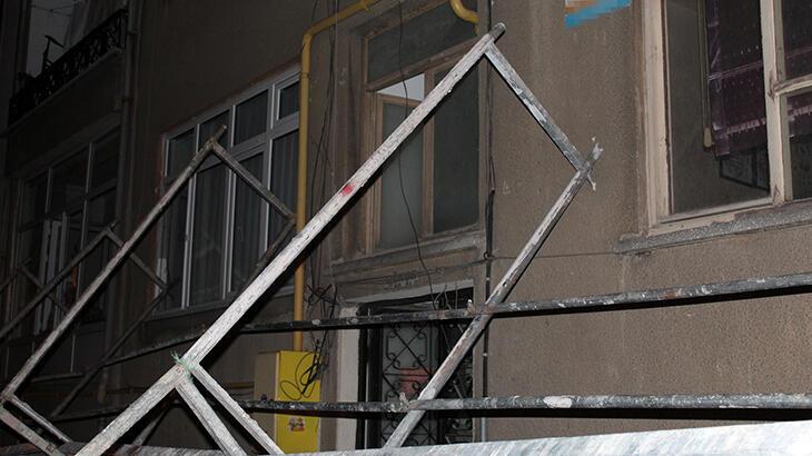 Kamyonetin çarptığı iskele karşı apartmana devrildi