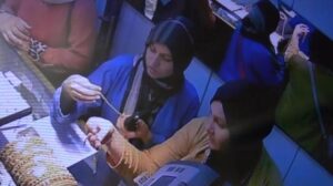 Kaşla göz arasında! 14 bin TL değerindeki altın bilekliği çaldılar
