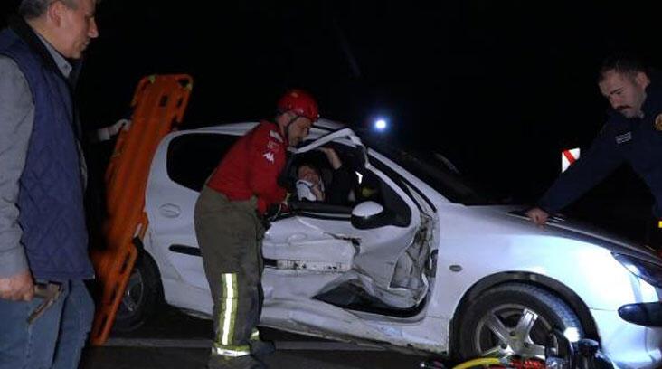 Kaza yapan sürücüye yardıma gidenlerin 3 aracına otomobil çarptı