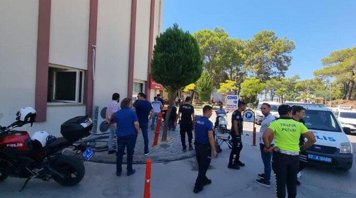 Kazada darp edildiler, tedavi için gittikleri hastanede bıçaklandılar