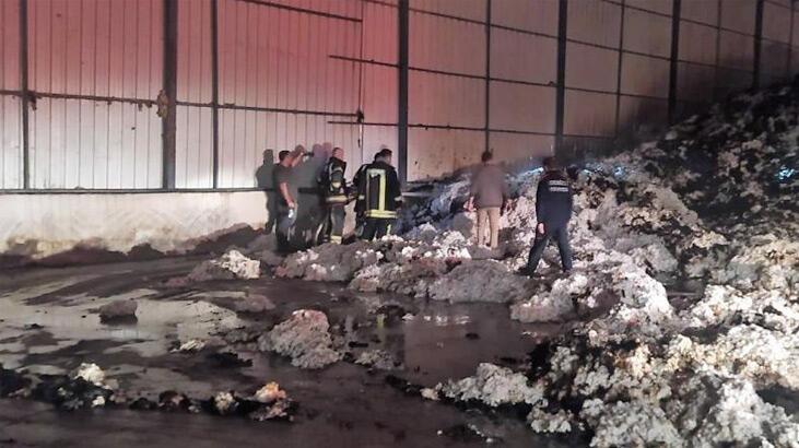 Kazı yaparken çıkan kıvılcım 45 ton pamuğa zarar verdi