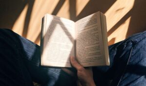 ‘Kitap okuyarak ruh sağlığınızı iyileştirebilirsiniz’