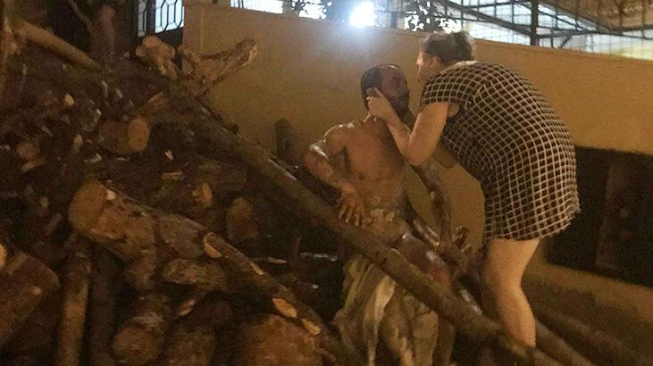 Kıyafetleri alev alan genç, odun yığınını da tutuşturdu