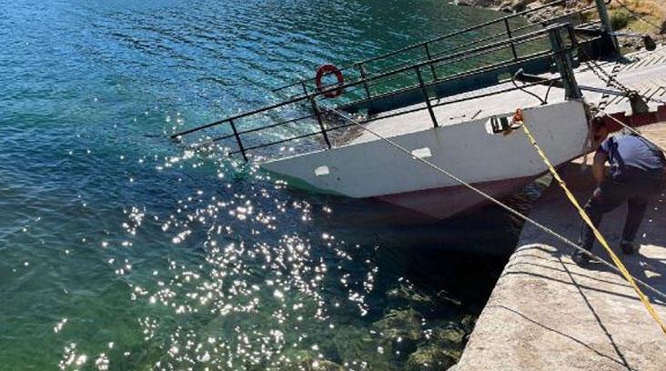 Kıyıda bağlı olan arızalı feribot battı