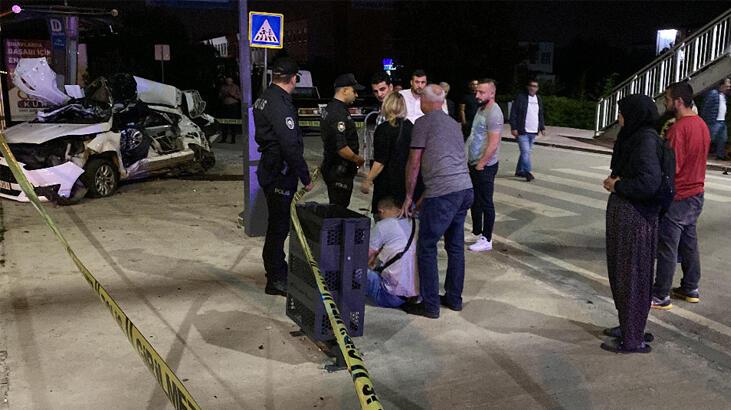 Kontrolden çıkan otomobil durağına daldı! Babası dakikalarca izledi…