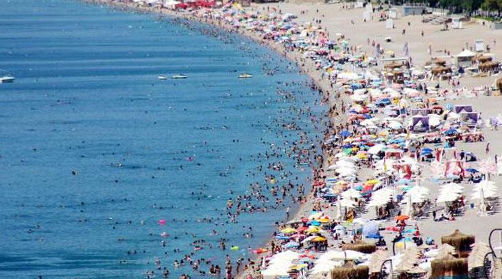 Konyaaltı Sahili, tatilin son gününde de tıklım tıklım