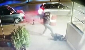Konya’da dehşet anları: Kadını restoran çıkışı ölesiye darbetti