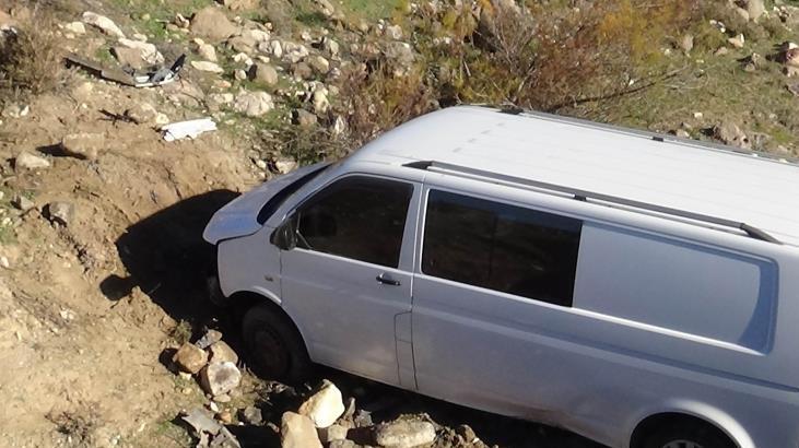 Köpeklere çarpmamak için manevra yapan araç dereye uçtu!