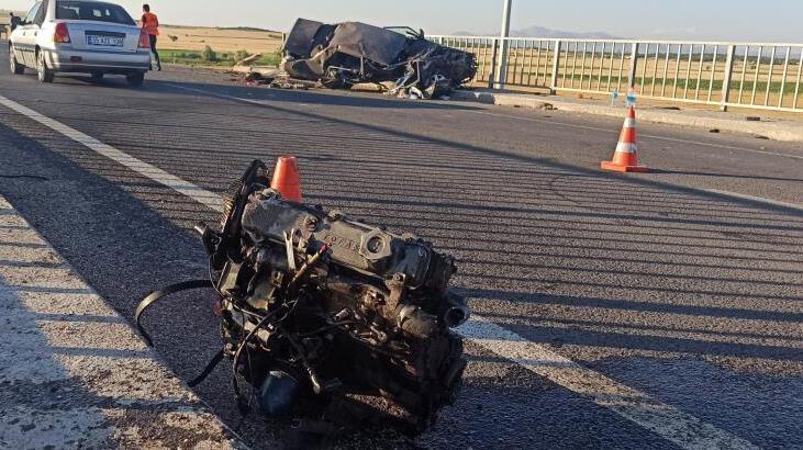 Köprü bariyerine çarpan otomobilin motoru fırladı! Yaralılar var