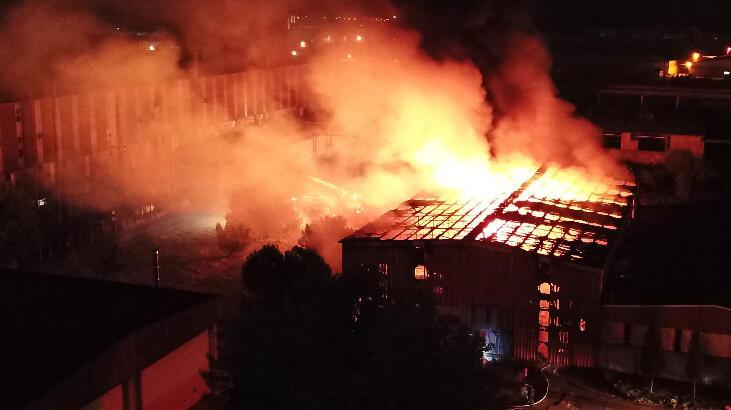 Korku dolu anlar! Demir döküm fabrikasında patlama sonrası yangın