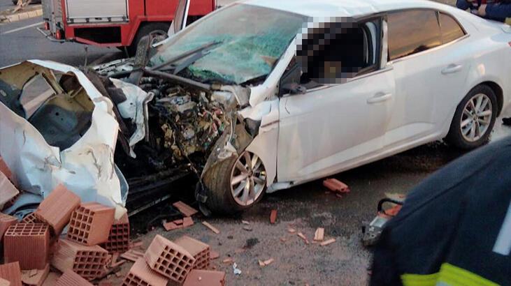 Korkunç kaza! Tuğla yüklü kamyona çarpan otomobil sürücüsü öldü
