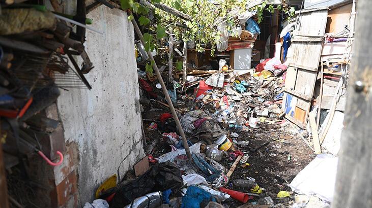 ‘Kötü koku’ yayılan evden 2 kamyon çöp çıktı