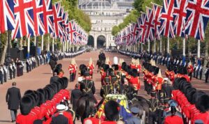 Kraliçe 2. Elizabeth: Fotoğraflarla Buckingham Sarayı’ndan son yolculuk