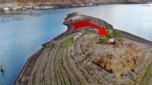 Kuraklıkla ortaya çıktı, mermerle etrafı çevrildi! ‘Burada babam ile annem yatıyor’