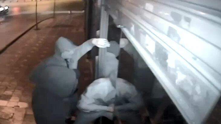 Kuyumcuya girmeye çalışan şüpheliler kameraya yakalandı