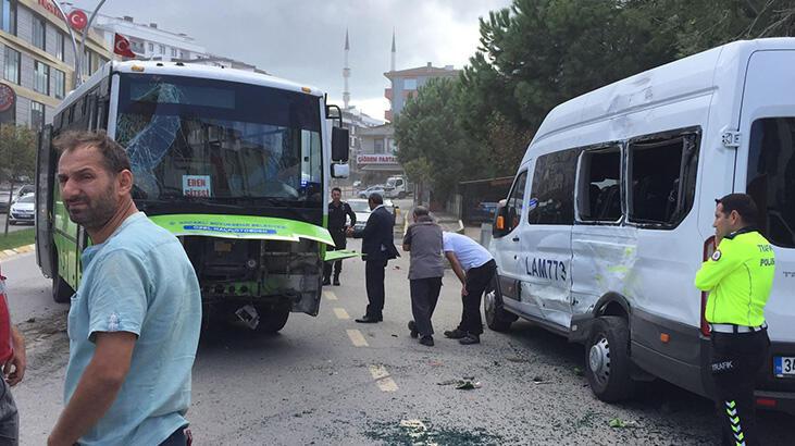 Lastiği patlayan halk otobüsü park halindeki minibüse çarptı!