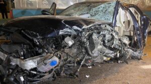 Lüks otomobil metro duvarına ok gibi saplandı! 1 ağır yaralı