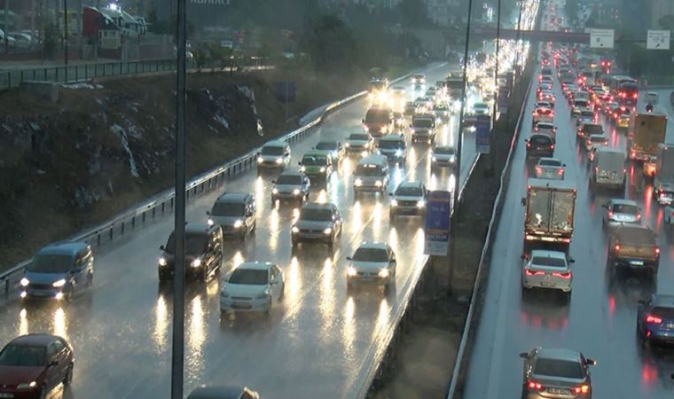 Maltepe D-100’de yağmur trafiği