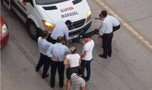 Market fişi 5 TL eksik diye servisten indirilen müşteri aracın altına girdi