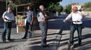 Muhtar, ‘makam aracım’ dediği skuterle kapı kapı dolaşıp sorunları dinliyor