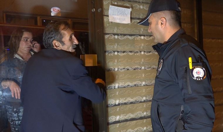 Müşteri içeride kahve içerken, çay ocağını kilitleyip çorbacıya gitti