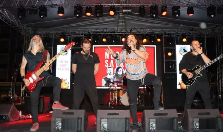 Necati ve Saykolar grubu Manisa’da konser verdi