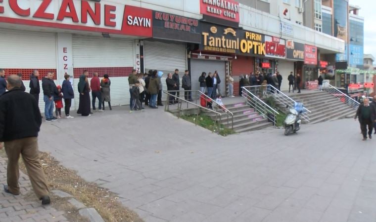 Nöbetçi eczane önünde uzun kuyruk oluştu, bekleyenler tepki gösterdi: ‘Paramızla rezil oluyoruz’