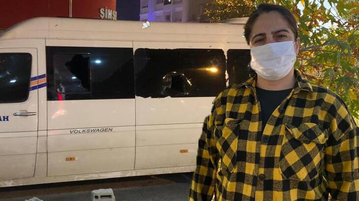 Öfkeli kadın minibüsü kaldırım taşlarıyla parçaladı