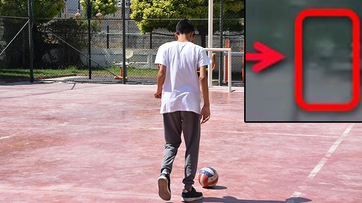 Oğlunun karnına top atan çocuğa dehşeti yaşattı!