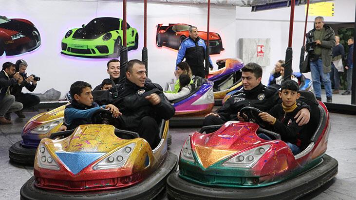 ‘Okula devam’ sözü veren öğrenciler, polislerle eğlendi