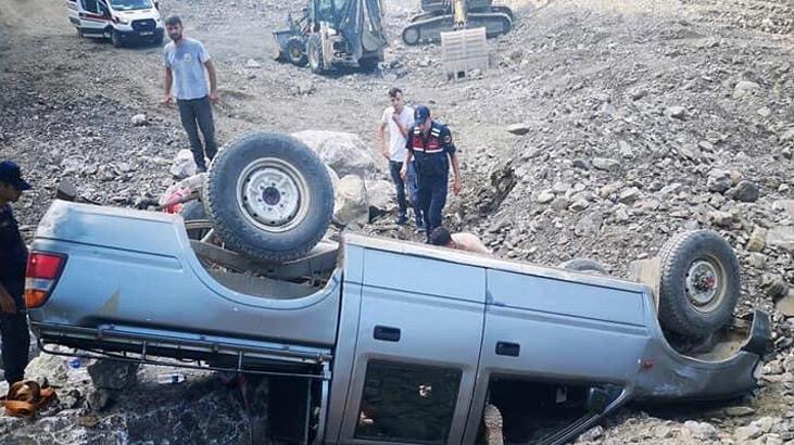 Orman memurlarının aracı takla attı