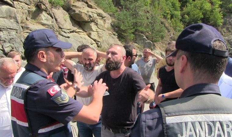 Otomobil uçuruma yuvarlandı, köylü ‘bariyer’ için yol kapattı