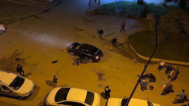 Otomobile çarpan motosiklet sürücüsü ile arkadaşı metrelerce havaya uçtu