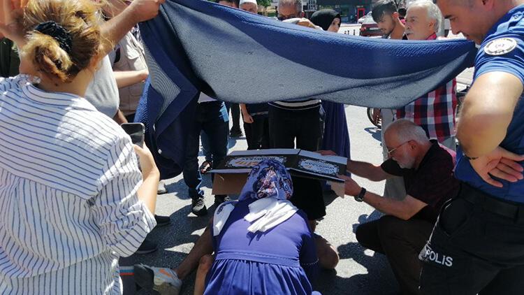 Otomobilin altında kalan Zeynep’i, aracı havaya kaldırarak kurtardılar