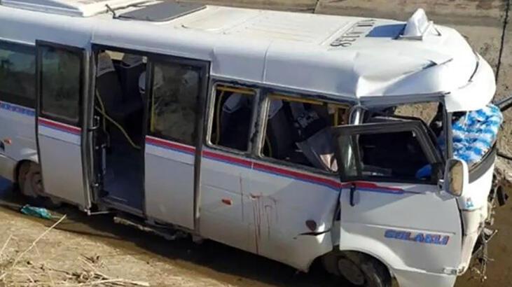 Otomobilin çarptığı minibüs, sulama kanalına düştü! Ağır yaralılar var