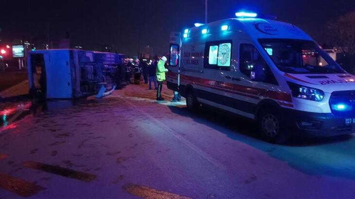 Otomobille çarpışan işçi servisi devrildi: 2’si ağır 10 yaralı