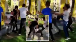 Parkta oturan gençleri gülerek dövüp video çektiler